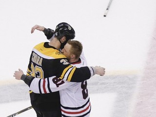 Chára má Zlatý puk, Hossa Stanley Cup.