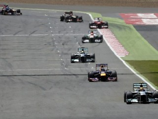 Počas pretekov F1 explodovali štyrom jazdcom pneumatiky