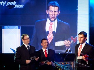Cenu pre najlepšieho brankára za sezónu 2012 získal Ján Laco (vpravo). Na snímke je odovzdávanie ocenenia Zlatý puk 2012.