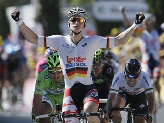 Víťazná póza André Greipela v cieli šiestej etapy. Za ním vľavo Peter Sagan.