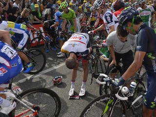 Van den Broeck sa pozerá na svoje nohy 300 metrov pred cieľom 5. etapy po kolízii.