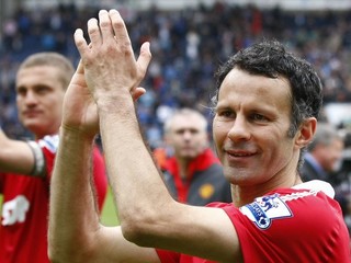 Giggs je hrajúcim trénerom Manchestru spolu s Nevillom