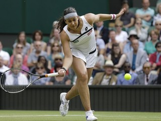 Francúzska tenistka Marion Bartoliová odvracia loptičku Belgičanke Kirsten Flipkensovej.