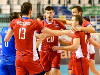 Slovenskí volejbalisti sa radujú po vyhratom sete.