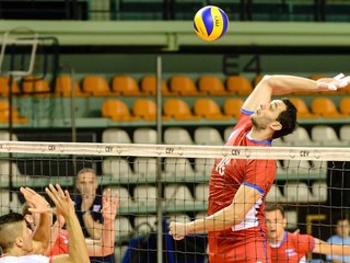 Jozef Piovarči smečuje.