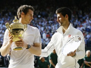 Novak Djokovič (vpravo) a víťaz Wimbledonu Andy Murray.