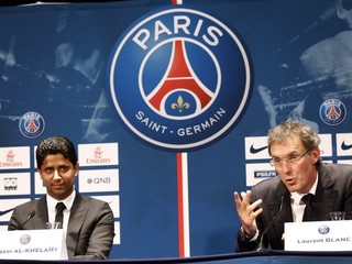Laurent Blanc a majiteľ PSG Nasser Al-Khelaifi.