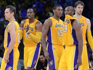 Los Angeles Lakers zľava: Steve Nash, Dwight Howard, Metta World Peace, Kobe Bryant a Paul Gasol.