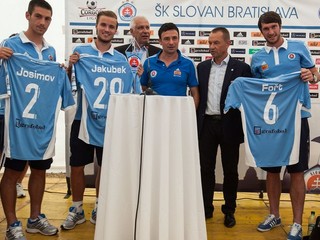 Nové posily Slovana: Miloš Josimov (vľavo), Matej Jakúbek (druhý zľava) a Pavel Fořt (vpravo).