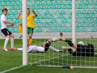 Róbert Pich zo Žiliny (druhý zľava) a brankár Gruzínska Omar Migineishvili (vpravo dole) inkasuje práve od Picha gól.