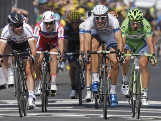 Záver 12. etapy, Sagan je vpravo.