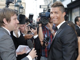 Cristiano Ronaldo sa rozpráva s novinárom na cocktail gala v Monaku.