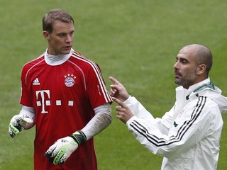 Pep Guardiola čosi vysvetľuje brankárovi Bayernu Manuelovi Neuerovi.