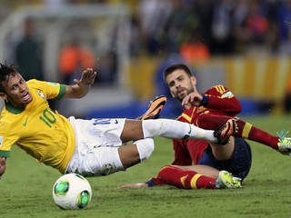 Neymar bude mať v Barcelone číslo po Alcantarovi