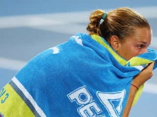 Dominika Cibulková plače po prehre s Poľkou Radwaňskou vo finále turnaja WTA v Sydney v januári.