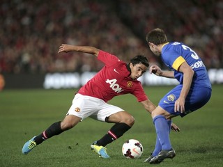 Rafael Da Silva (vľavo) v súboji s Joshom Roseom.