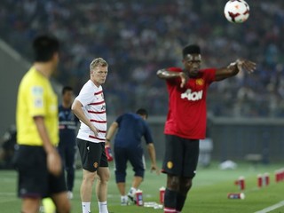 Tréner Manchestru United David Moyes (v strede) v zápase v Jokohame.