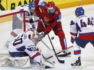 Brankár Ján Laco vo finále MS 2012  Slovensko - Rusko 2:6  zasahuje  pred ruským útočníkom Pavlom Daciukom.⋌