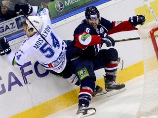 Jonathan Sigalet (vpravo) v súboji s útočníkom Mosaľovom z Dinama Moskva.