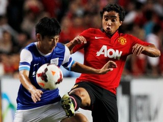 Fabio Da Silva (vpravo) v súboji s hráčom Kitchee Xu Deshuaiom.