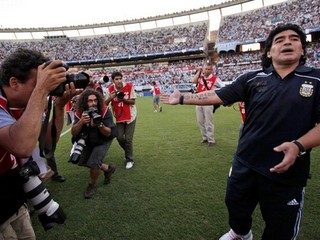 Maradonu obvinili z napadnutia fotografa, kopol ho do slabín