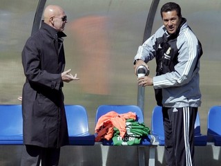 Brazílsky tréner Realu Vanderlei Luxemburgo (vpravo) počúva komentár športového riaditeľa klubu Arriga Sacchiho počas tréningu v apríli 2005 v Madride.