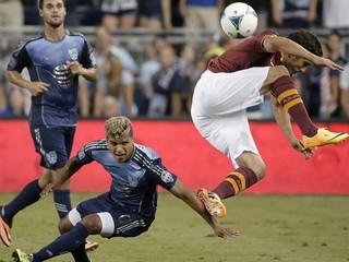 Stredopoliar AS Rím Marquinho (vpravo) a obranca DeAndre Yedlin.