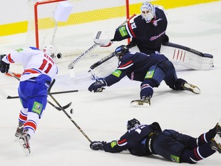 Janus čelí strele Gyngeho z Levu Praha v KHL.