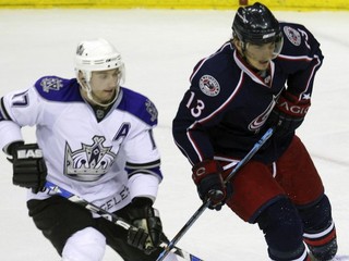 Nikolaj Žerdev (vpravo) z Columbusu Blue Jackets v súboji o puk so Slovákom Ľubomírom Višňovským.