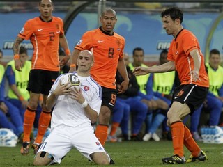 Vittek v osemfinále MS 2010 a zľava Holanďania: Gregory van der Wiel, Nigel de Jong a Mark van Bommel. Vittek dal na MS štyri góly, jeden z jedenástky aj Holandsku.