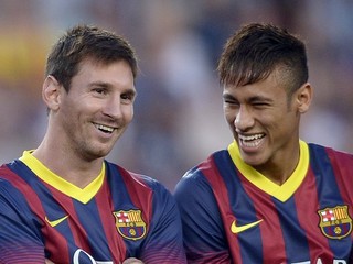 Hráči FC Barcelony Lionel Messi (vľavo) a Neymar sa usmievajú pred priateľským zápasom o pohár Joana Gampera proti Santosu.