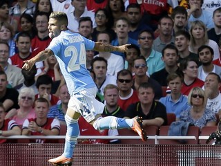 Lorenzo Insigne oslavuje gól v sieti domácich.