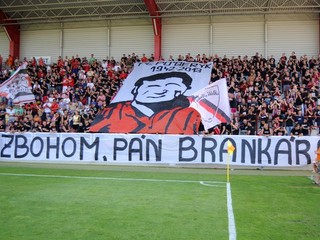 Fanúšikovia Spartaka Trnava si počas zápasu s Košicami uctili pamiatku nedávno zosnulého legendárneho brankára Trnavy Josefa Geryka.