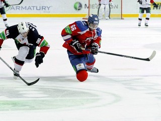 Z početnej slovenskej skupiny ostali v Leve Praha len obranca Juraj Mikuš (vpravo) a mladý útočník Lukáš Cingel.