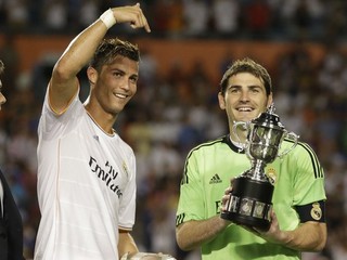 Brankár Realu Madrid Iker Casillas (v zelenom) a útočník Cristiano Ronaldo sa radujú zo zisku International Champions Cupu.