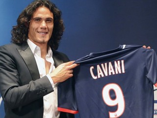 Cavani pózuje po prestupeo PSG 16. júla.