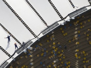 Letecký pohľad na robotníkov na novej streche štadióna Maracana v apríli.