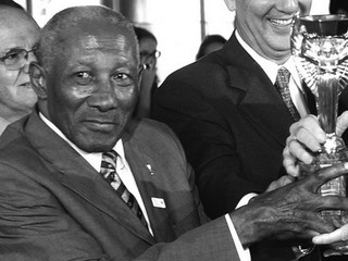 Djalma Santos s trofejou za majstra sveta.