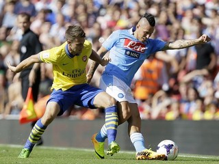 Hráč Arsenalu Londýn Aaron Ramsey a Marek Hamšík počas turnaja Emirates Cup v Londýne.