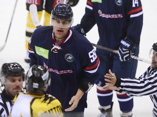 Andrej Šťastný s krvou na perách po strete s Benoitom Grattonom