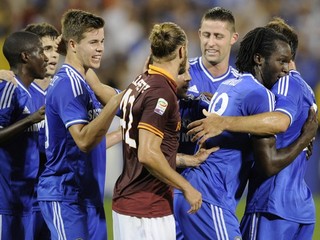 Hráči Chelsea oslavujú víťazný gól Lukaka (druhý sprava) v závere, prizerá sa Riman Federico Balzaretti.
