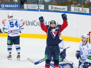 Ivan Švárny (uprostred) počas 4. zápasu štvrťfinále play-off Západnej konfrencie KHL medzi Slovanom a Dinamom Moskva.