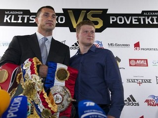 Vladimir Kličko (vľavo) a Alexander Povetkin