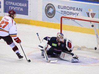 Karel Pilař strieľa víťazný gól.