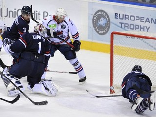 Na snímke vpravo Jonathan Sigalet (Slovan) vyráža puk pred bránkovou čiarou, s číslom 1 brankár Slovana Miroslav Kopřiva.
