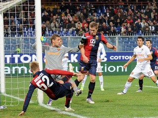 Juraj Kucka (v strede) dáva v drese FC Janov gól do siete AS Rím.