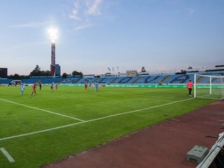 Hráči Slovana a hráči Senice počas dohrávky 2. kola Corgoň ligy pred prázdnymi tribúnami.