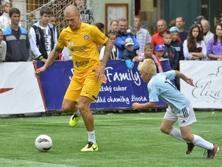 Martin Škrtel v súboji o loptu s mladým slovanistom počas piateho ročníka charitatívneho turnaja Hviezdy deťom 30. júna 2013 v Trenčíne.