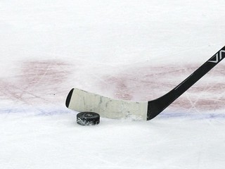 Puk si položil na čepeľ, spravil štyri otočky a skóroval