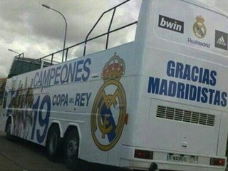 Autobus Realu sa vracia do garáže takmer úplne prázdny. S výnimkou vodiča sa v ňom zrejme nevezie nik.